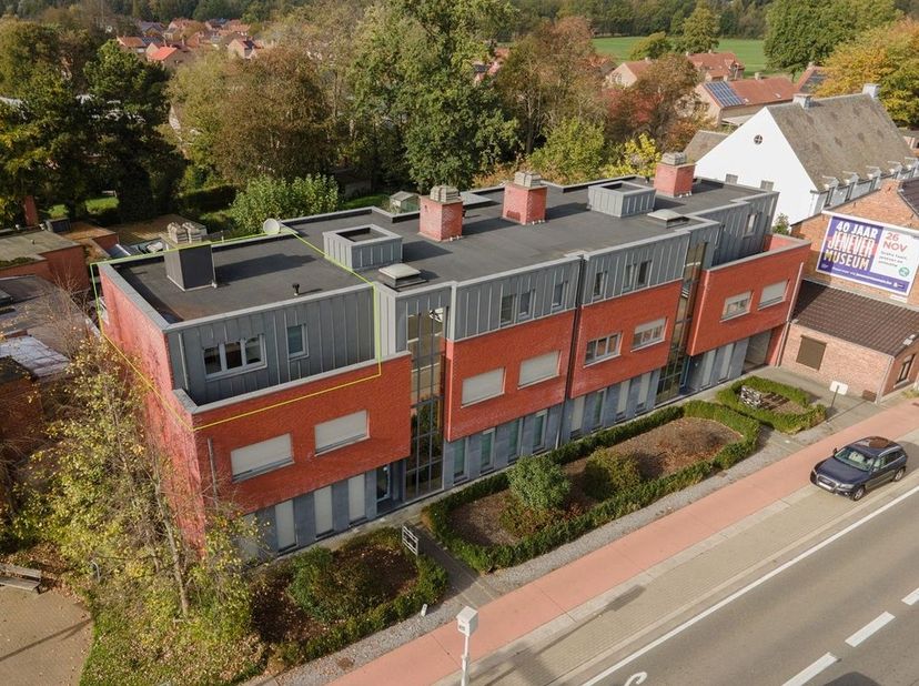 Centraal gelegen penthouse-appartement met leuk terras in een kleinschalige residentie.  &lt;br /&gt;
Grote leefruimte met veel lichtinval en ZW-oriëntatie.